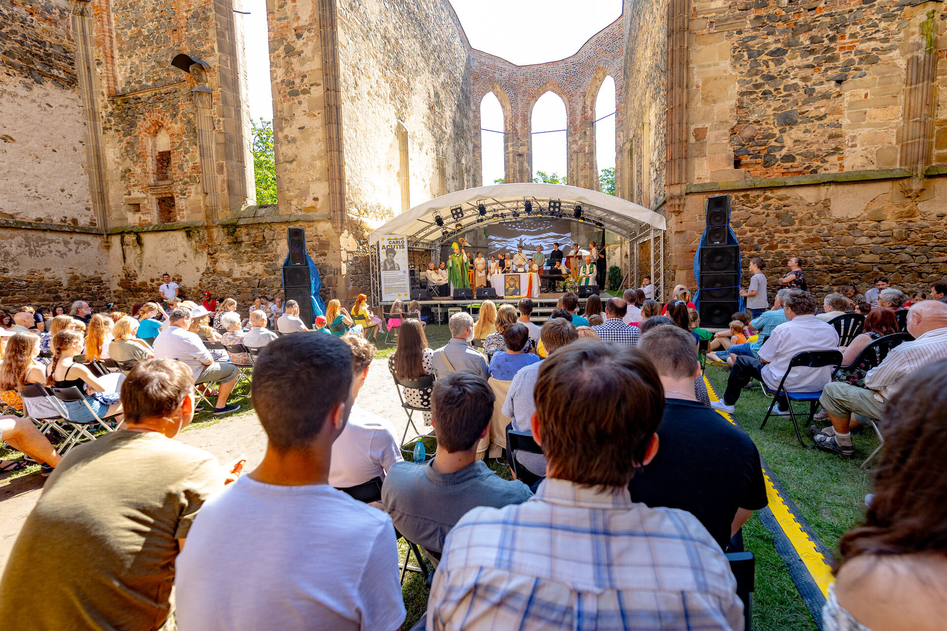 lidi na festivalu ve zbořeném klášteře